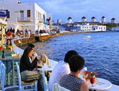 Tιμές καυσίμων και τουρκική λίρα οδηγούν τον ελληνικό τουρισμό... «στα βράχια»